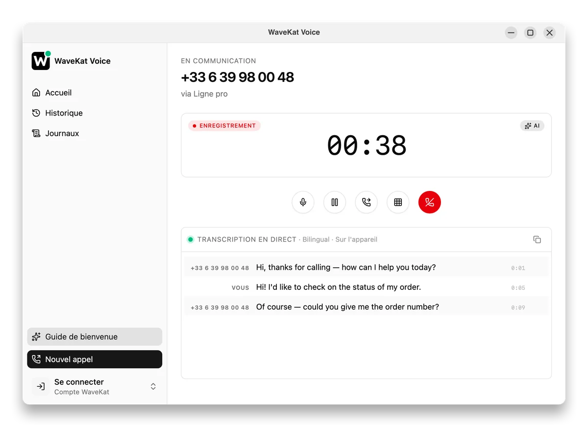 WaveKat Voice sur le bureau pendant un appel en cours — le clavier et les commandes d’appel, avec la transcription en direct qui défile à côté.